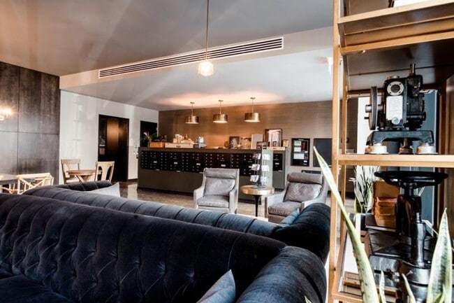 Building Photo - 0 bedroom in Chicago IL 60654 Unit 618