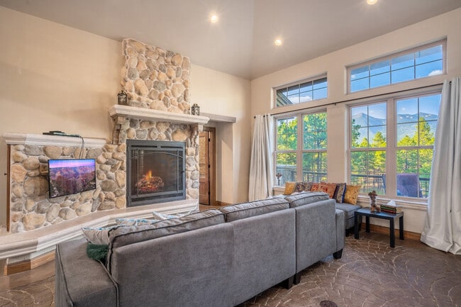 Building Photo - 4955 Hidden Hollow Rd Unit SI ID1511748P