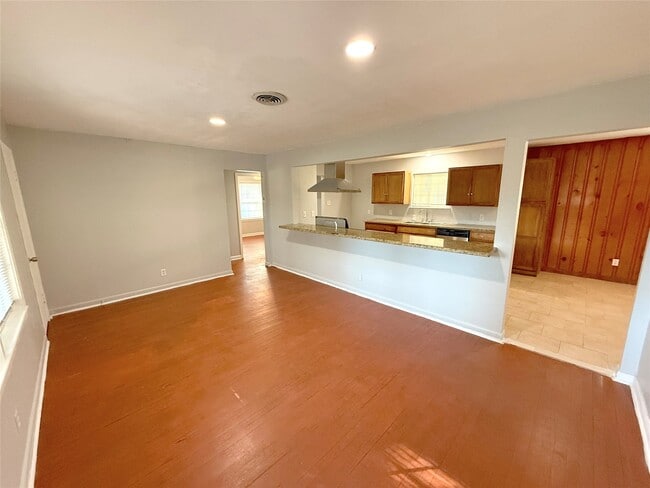 Photo - 2206 Eriksson St