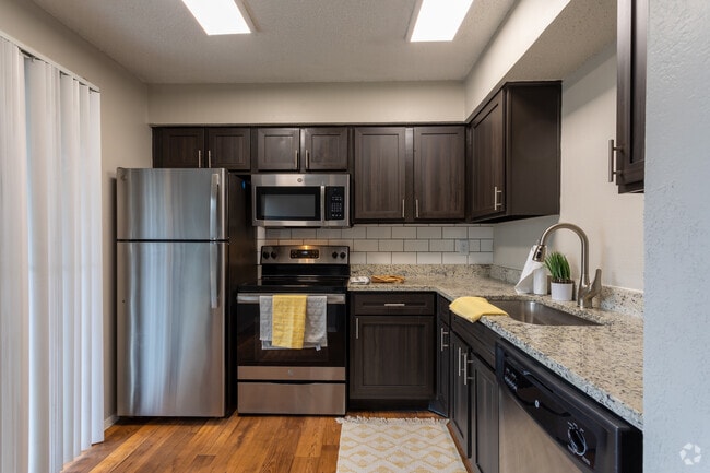 1BR, 1BA - 575SF A - Cocina - The Regent