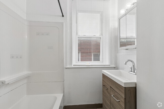 2BR, 1BA - 900SF - Bathroom - 641 Collins St