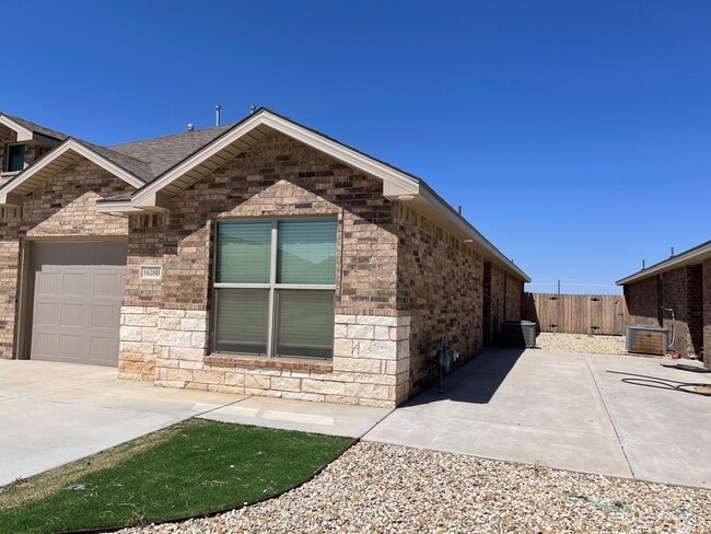 Pre-leasing 3 bed 2 bath Move In Ready! Co... - Pre-leasing 3 bed 2 bath Move In Ready! Co... Casa Adosada