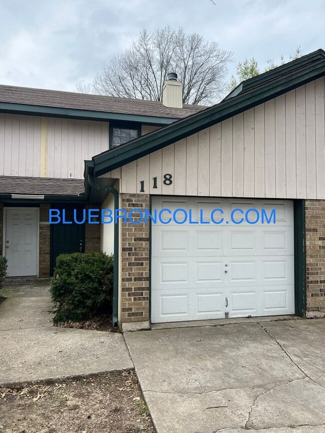 Building Photo - great price for a 2 bedroom townhome, easy access to highway.