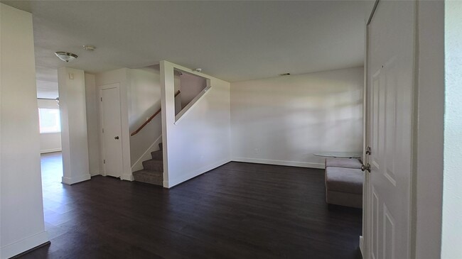 Building Photo - 11734 Chanteloup Dr