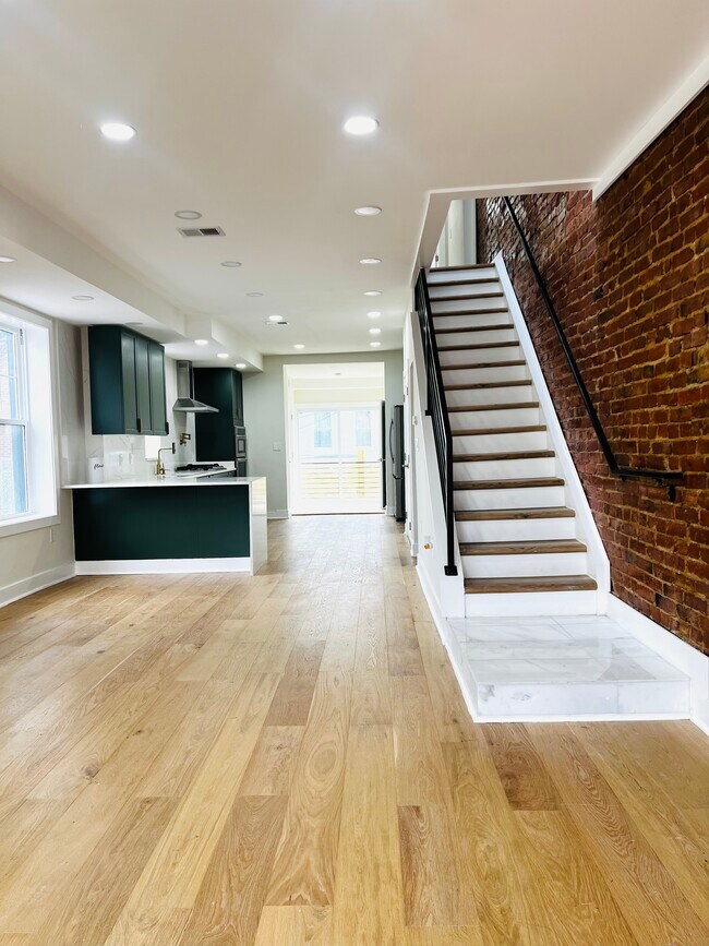 Photo - 116 Thomas St NW