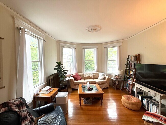 Building Photo - 13 Standish St Unit 2 Rental
