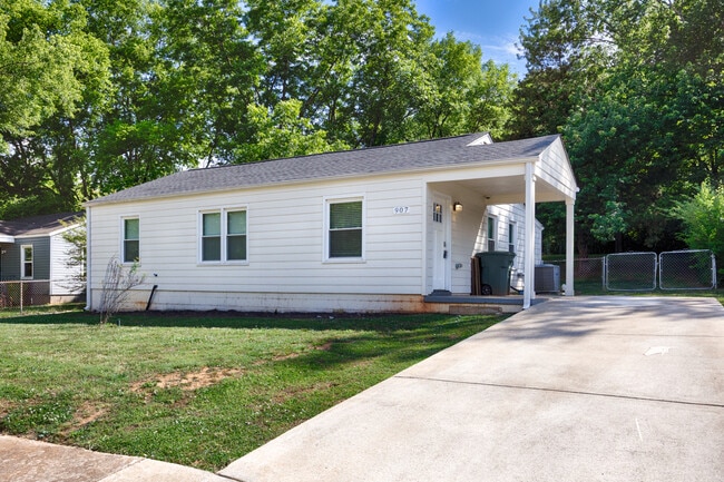 Photo - 907 Fairway Dr NW