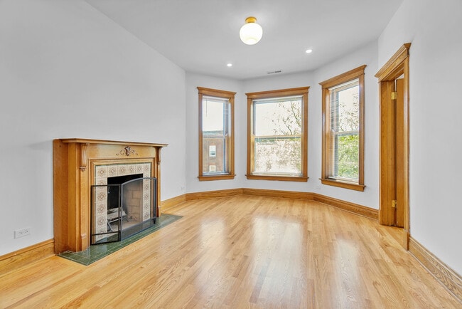 Building Photo - 1742 W Addison St Unit 2 Rental