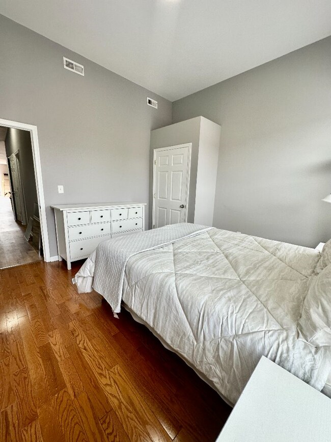 100 S Bouldin St Unit 2