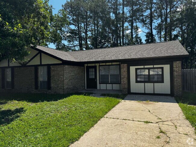 Building Photo - "Charming 3-Bed Oasis with 2 Baths in Ft W... Rental