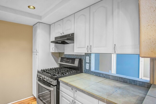 Photo - 4057 Young St