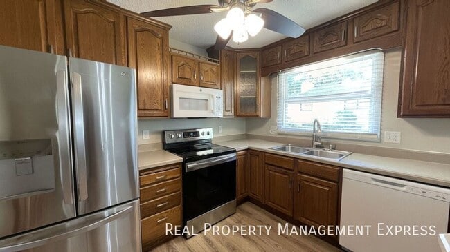 Photo - Beautiful 5 Bed 3 Bathroom Home w/ 2-Stall Garage