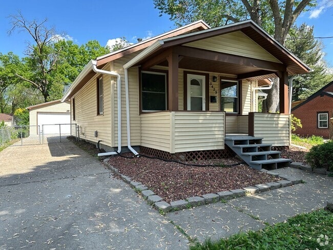 Building Photo - 3 Bedroom 1.5 Bathroom Finished Basement 2... Rental