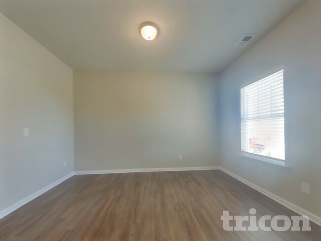 Photo - 212 Malbone St SW