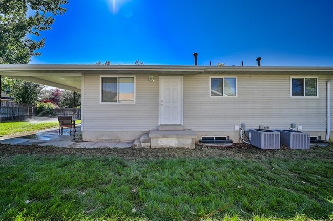 Building Photo - 916 Vics Rd