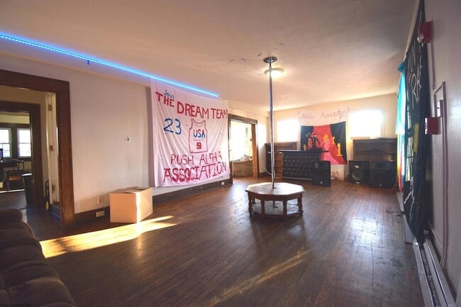 Photo - 678 Spruce St