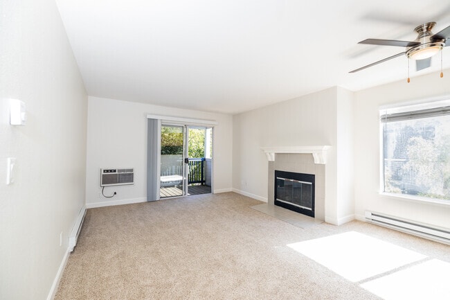 2BR, 2BA - 1,003SF livingroom