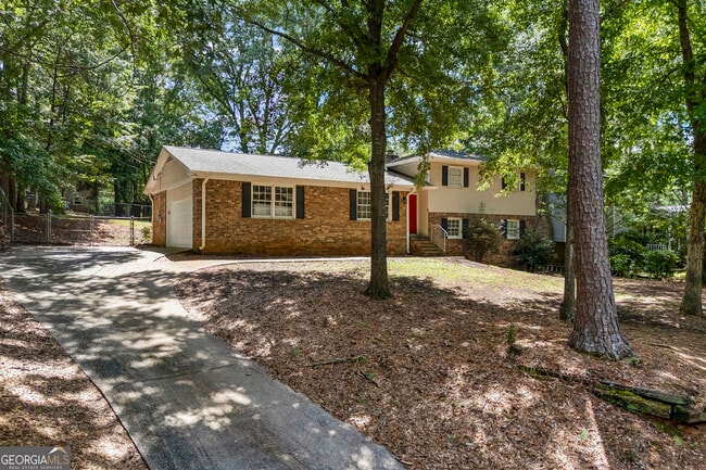 527 University Cir
