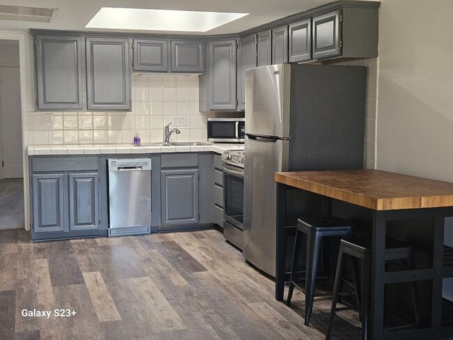 Building Photo - FREE CABLE & INTERNET....WATER & TRASH INCLUDED IN RENT