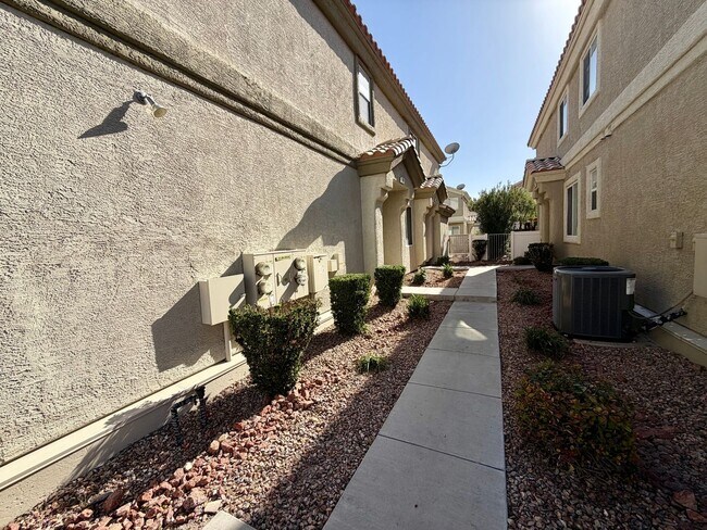 Photo - 2 bedroom townhome with back yard in Boulder Ranch