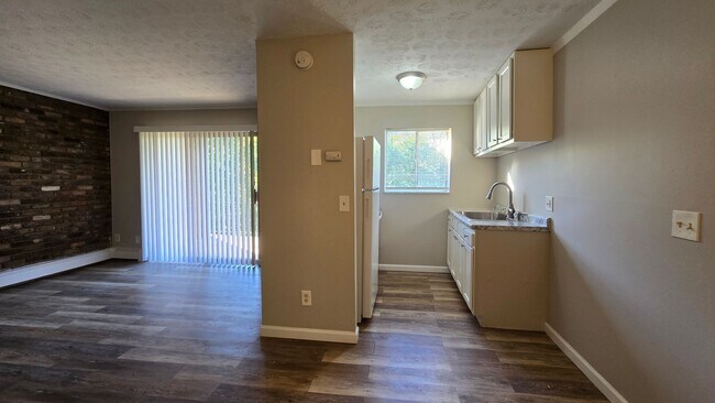 Photo - Recently Renovated 1-Bedroom Apartment in ... Unidad 1599 Glen Parker Ave - 11