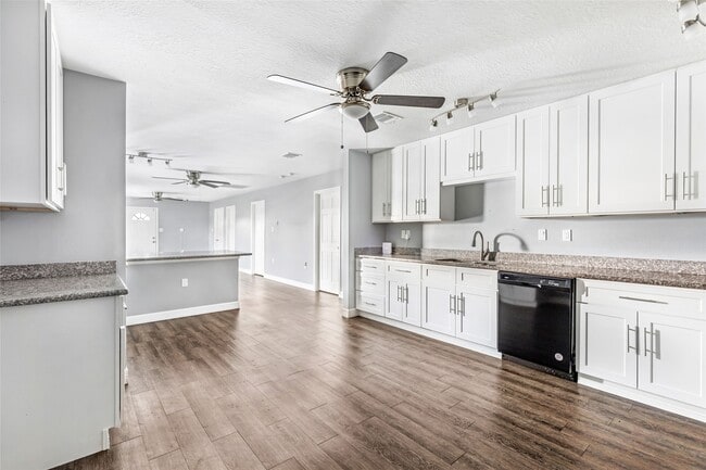 Photo - 520 E Defee Ave