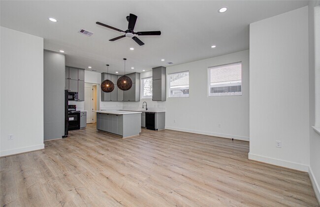 Photo - 4605 Edison St Unit B