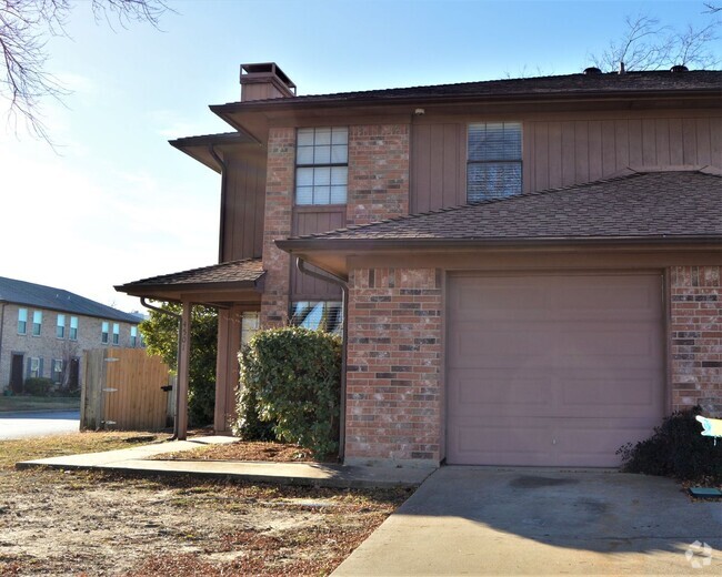 Building Photo - 3 Bedroom Townhome for Lease