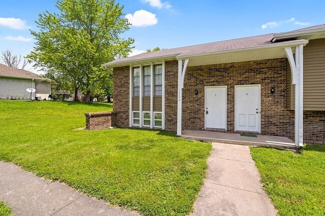Building Photo - 1304 Essex Ct Unit Apt B