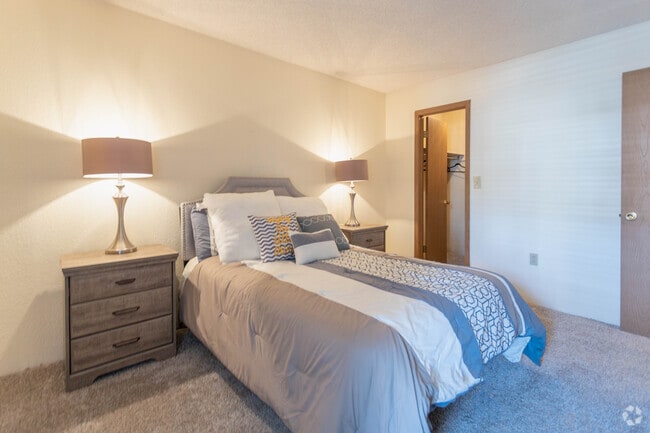 2BR, 2BA - 908 SF
