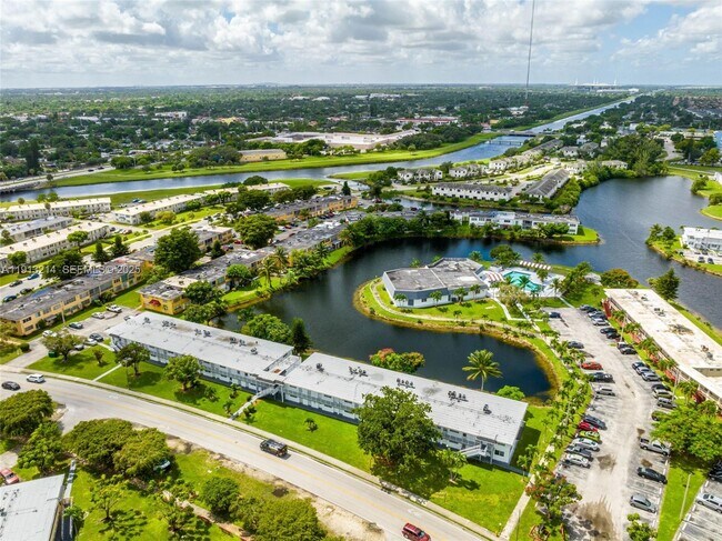 Building Photo - 20310 NE 2nd Ave Unit 24