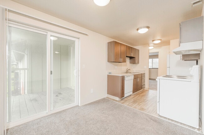 2BR, 1BA - 838SF - Kitchen