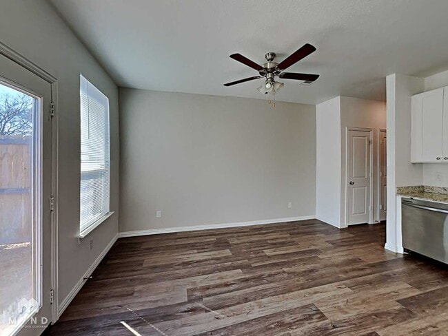 Photo - 3265 Karen St