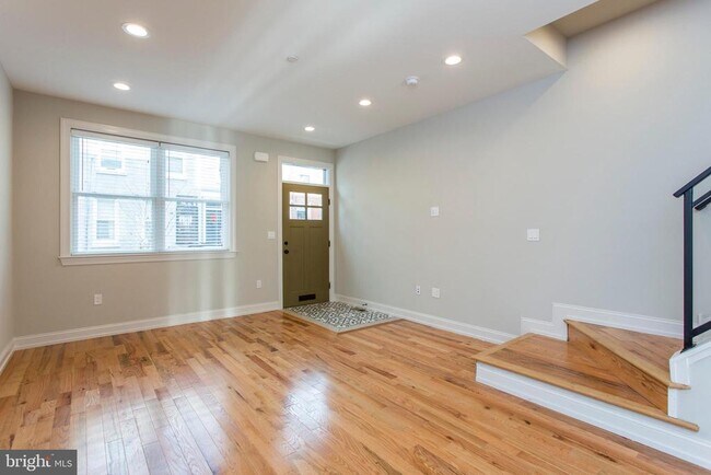 Photo - 2052 Gerritt St