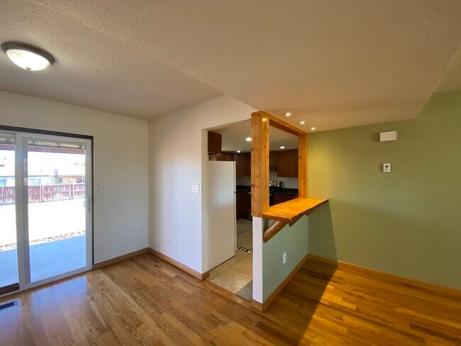 Living Room - 618 1/2 W Indian Creek Dr