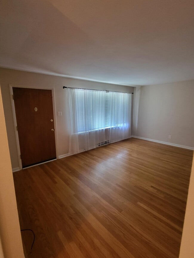 Photo - 1015 Lindsay Ln