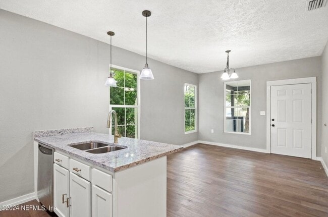 Photo - 922 Glencarin St