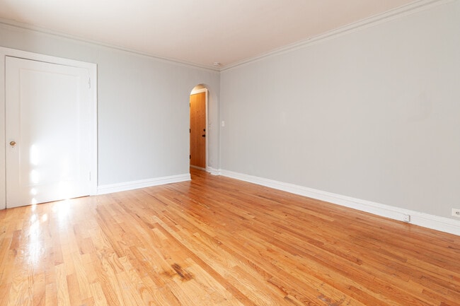 Photo - 435 W Roscoe St