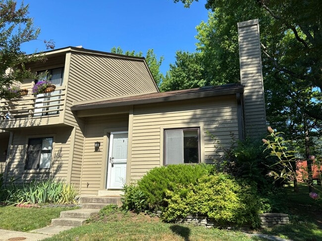 Building Photo - Adorable 1 bedroom 1.5. bath end unit townhouse in Annapolis