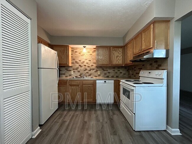 Photo - 902 S Spring Rd