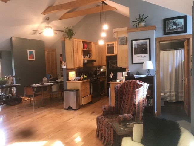 Building Photo - 304 Iron Ridge Loop Unit #2