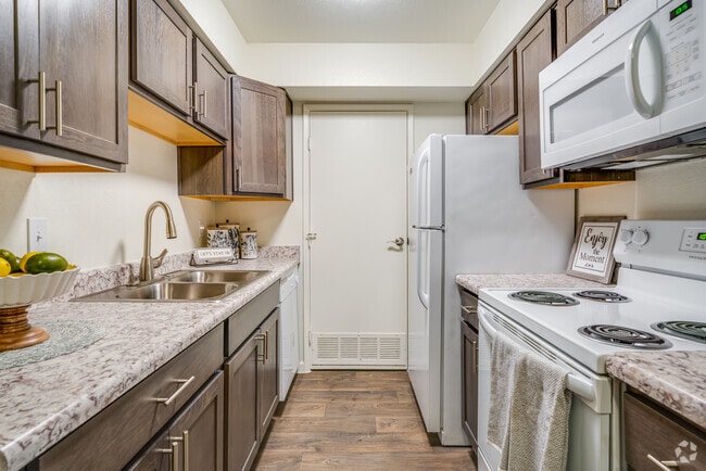 2 BR, 2 BA - 856 SF
