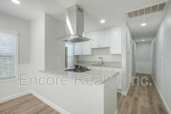 Building Photo - 303 D St