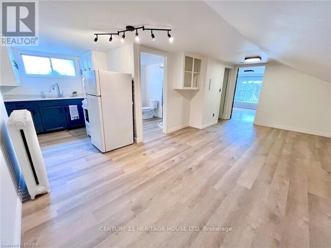 Photo - 220 Nelson St
