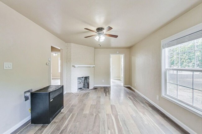 Building Photo - 1814 Tenth St Rental