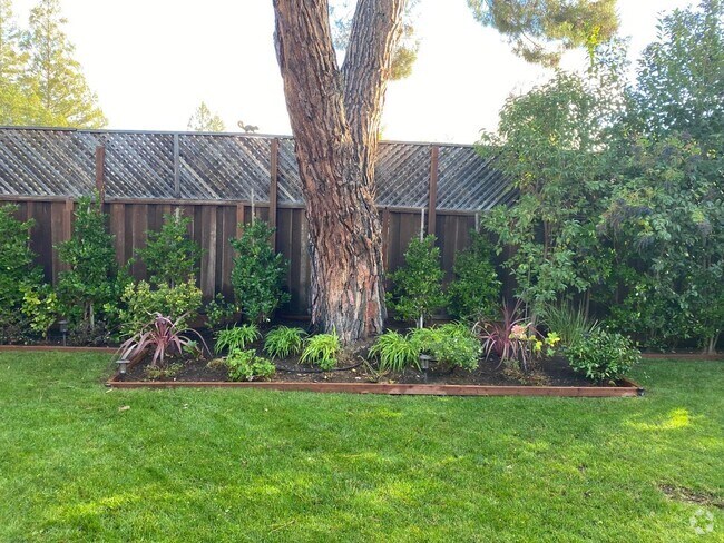 Building Photo - 2025 Santa Cruz Ave Rental