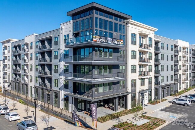 Building Photo - 536 W Tremont Ave Unit B1