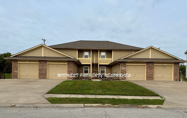 Building Photo - 2 Bedroom Duplex w/ Garage Rental