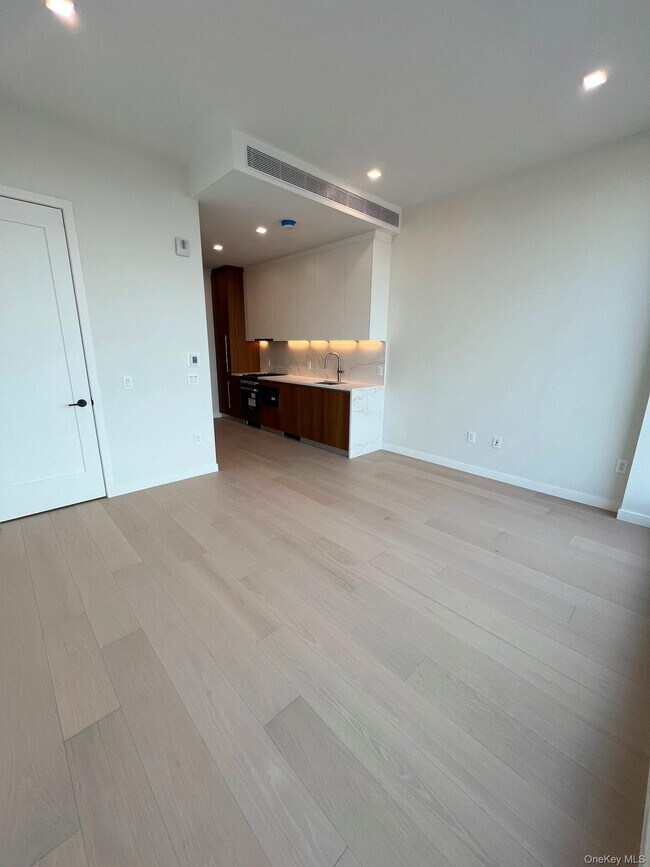 Photo - 35-32 Leavitt St Unit 11M