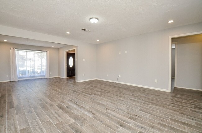 Photo - 9215 Sharpcrest St